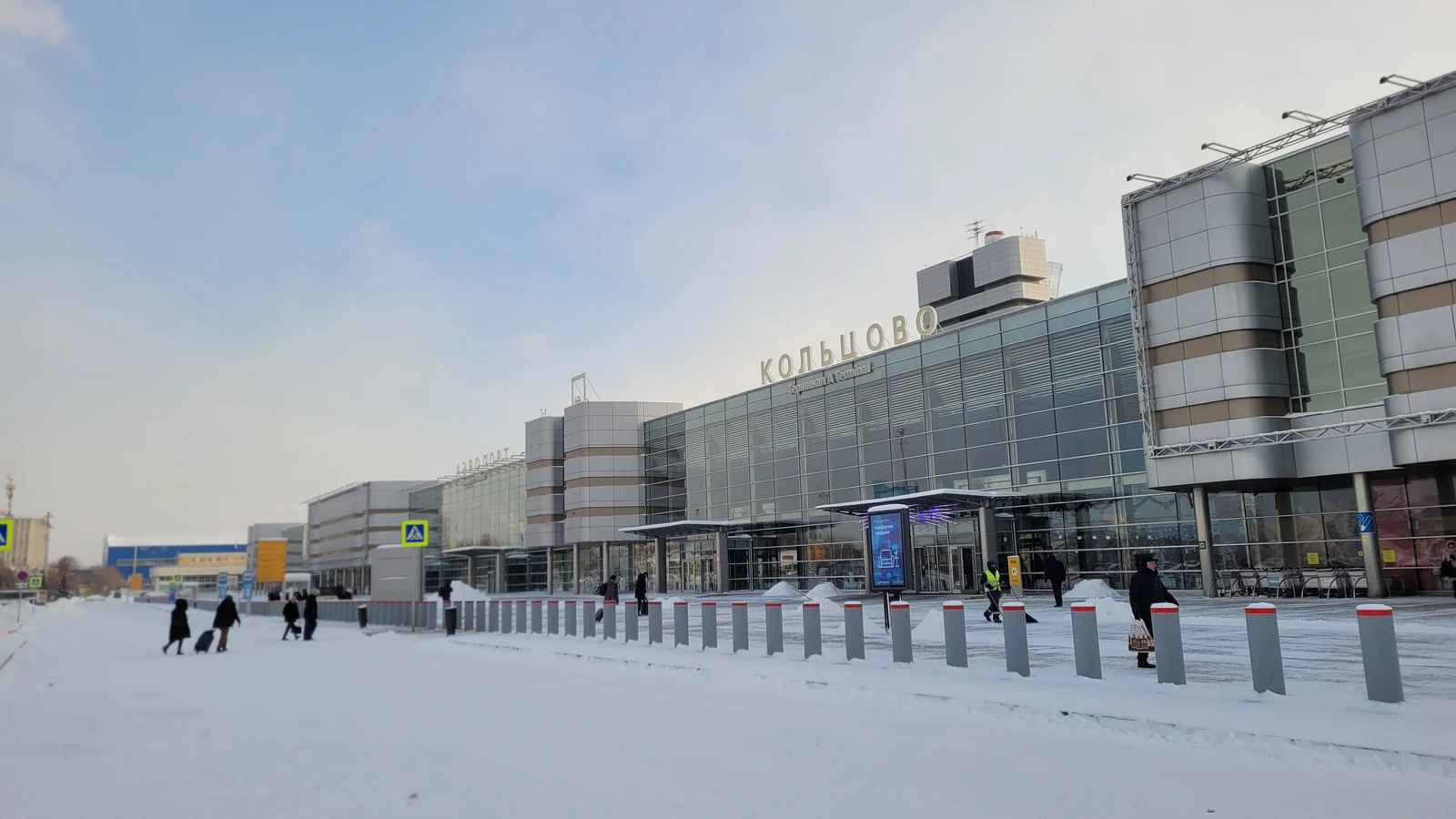 Фасад аэропорта Кольцово в Екатеринбурге зимой, на здании надпись «Кольцово»