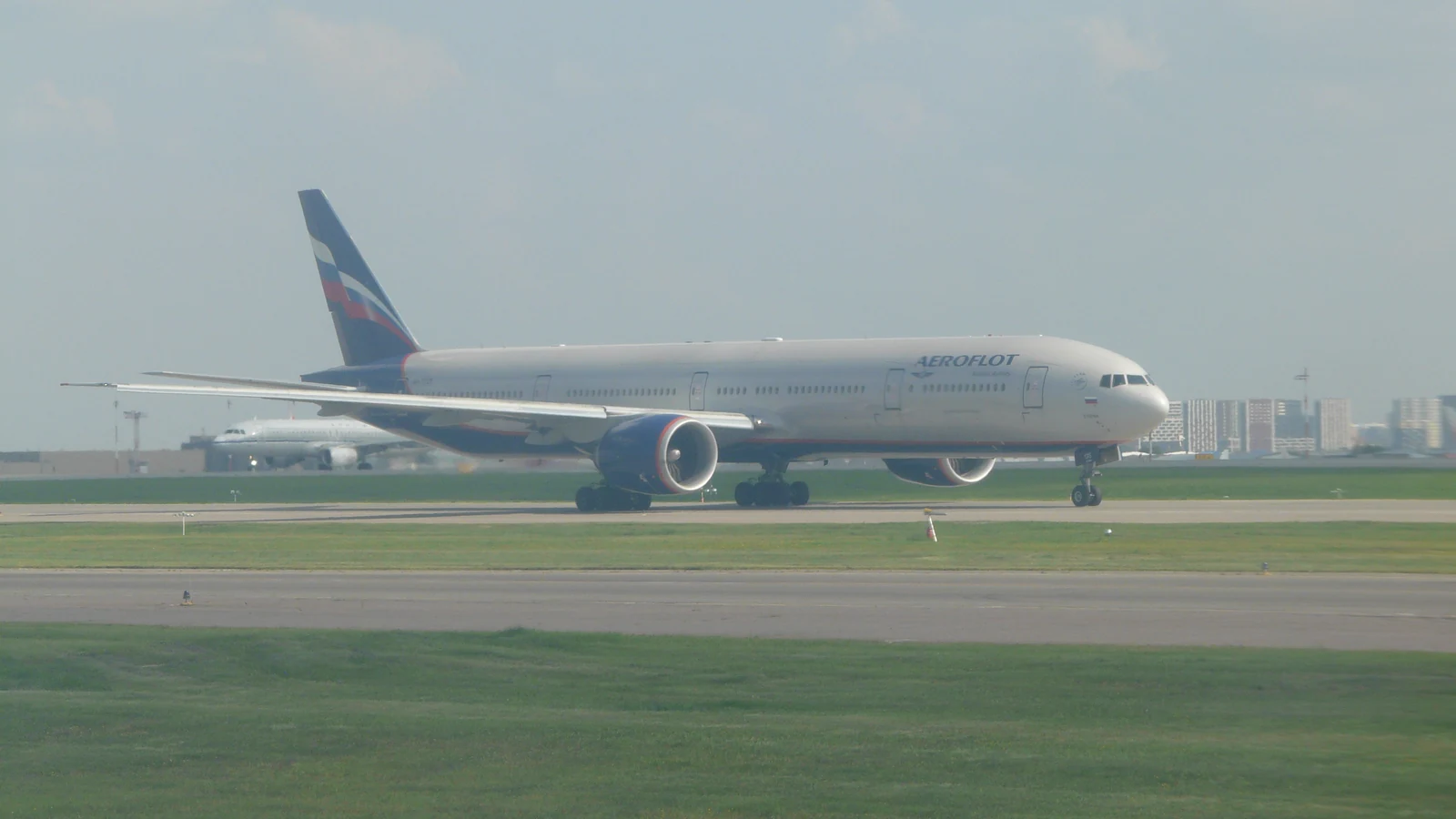 Широкофюзеляжный самолёт Boeing 777-300ER Аэрофлота на стоянке в московском аэропорту